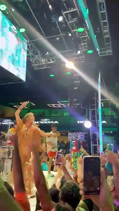 Com clássicos do axé, Claudia Leitte incendeia Candeal Guetho Square em primeiro ensaio de Carnaval