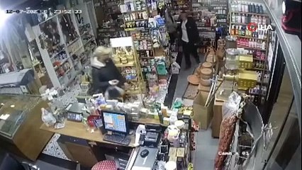 Aktarda hırsıza beyzbol sopalı dayak kamerada!