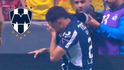 Monterrey: Lucas Ocampos saluda a sus compañeros previo al entrenamiento de esta noche en El Barrial