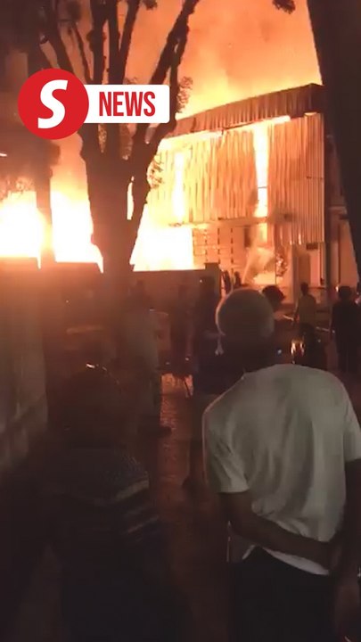 Massive fire engulfs factories in Puncak Alam