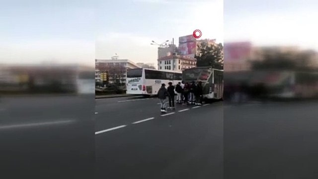 Canlarını hiçe saydılar! Patenli gençler otobüsün arkasına böyle takıldı
