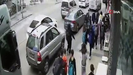 Denizli'de faciaya ramak kaldı! Kaldırımdan birden yola çıktı!