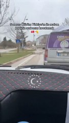 Elazığ'da 'Ölürüm Türkiyem' şarkısıyla Dem Parti'nin aracını kovalayan vatandaş dikkat çekti