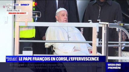 Le pape François embarque dans son avion en direction de la Corse