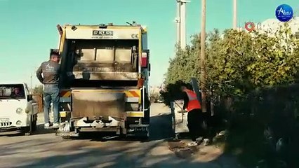 Belediye çalışanlarından oyun havası eşliğinde mesai