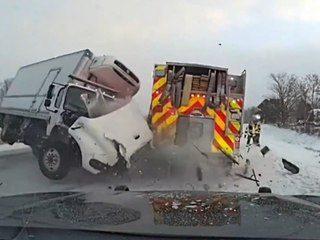 Glatteis! Lkw kracht in Feuerwehrauto