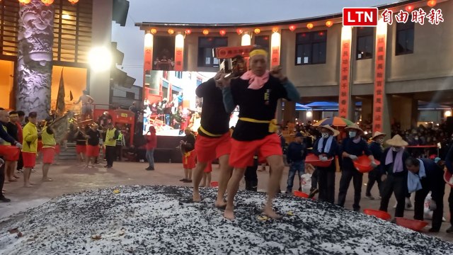 宜蘭二結王公過火 信眾赤腳衝1.2萬斤熱炭堆