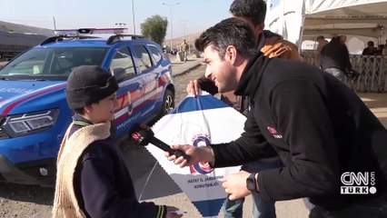 CNN TÜRK geri dönüşü görüntülüyor! Jandarma Suriyeli çocuklara uçurtma hediye etti