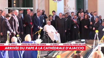 Le pape François arrive à la cathédrale d'Ajaccio