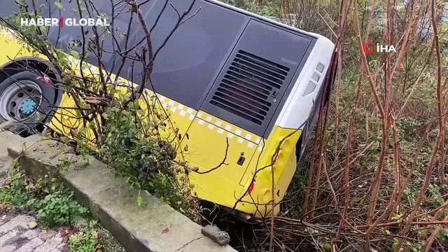 Yokuş aşağı kayan otobüs evin bahçesine düştü