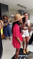 De férias em Salvador, Marta curte evento na companhia da noiva e de cantora baiana