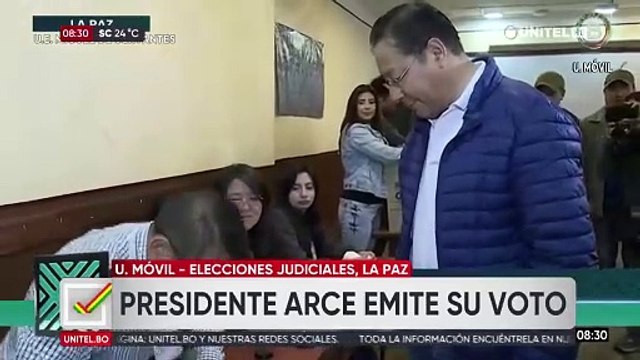​El presidente Luis Arce emite su voto en las elecciones judiciales en La Paz