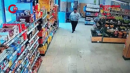 Market çamur olmasın diye ayakkabılarını çıkardı