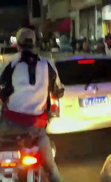 Ce motard slalom dans les embouteillages... incroyable