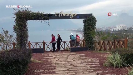 Yağmur Antalyalıları durdurmadı: Şemsiyesini alan sahillere akın etti