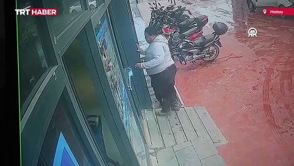 İnşaat işçisi markete çamurlu ayakkabılarını çıkarıp girdi