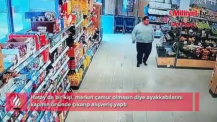 Market çamur olmasın diye ayakkabılarını çıkarıp alışveriş yaptı