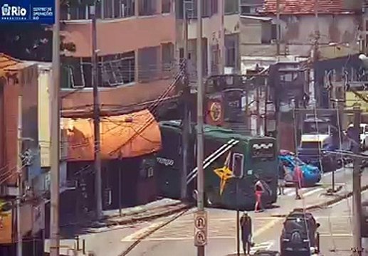 Colisão entre dois ônibus invade loja na Abolição e deixa sete feridos