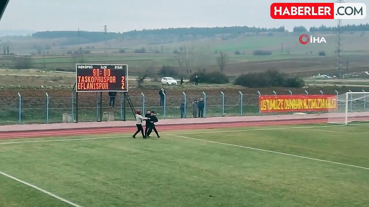 Amatör Futbol Maçında Saha Karıştı, Polis Müdahale Etti