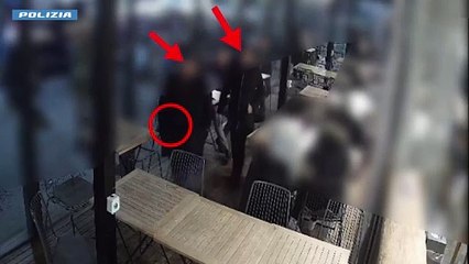 Milano, ladri di borse in azione in un bar: prendono una borsa con la tecnica del maglione, il video