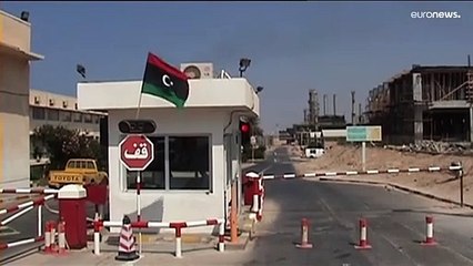 اشتباكات بين مسلحين بمدينة الزاوية الساحلية واندلاع حرائق في ثاني أكبر مصفاة للنفط في ليبيا