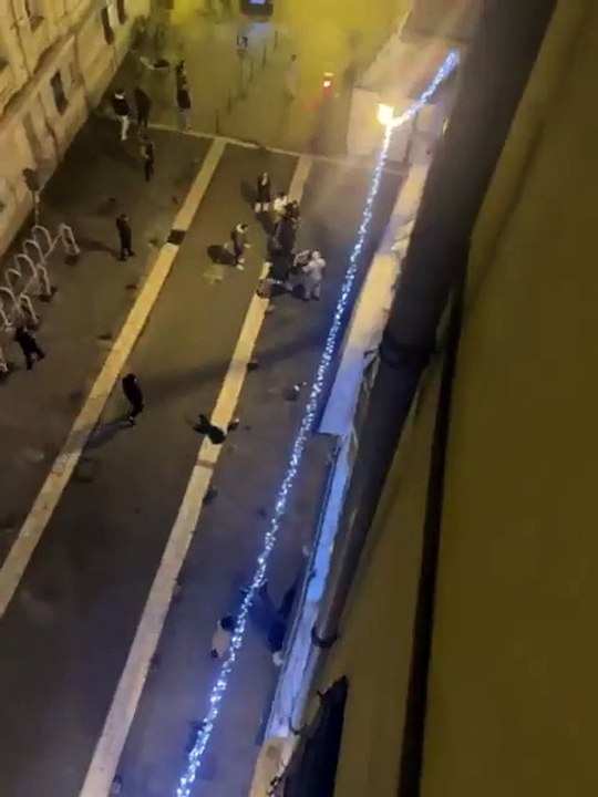 Nice : Les images des policiers en civils roués de coups en pleine rue par plusieurs individus
