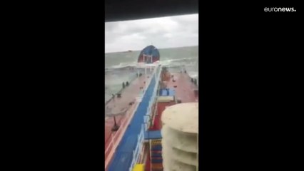 روسيا: عاصفة تضرب مضيق كيرتش تسبب بجنوح ناقلتي نفط وتسرب نفطي بالبحر الأسود.. مشهد مروع