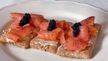 Tostadas de salmon con mantequilla al eneldo - Cocina Fácil