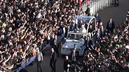 Multidão recebe o papa em visita histórica à ilha francesa de Córsega