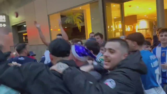 Los jugadores del Depor cantan y bailan con los aficionados en Tenerife