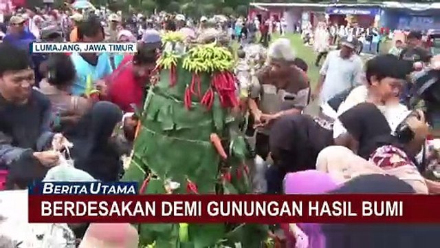 Momen Warga Lumajang Berdesakan Demi Gunungan Hasil Bumi