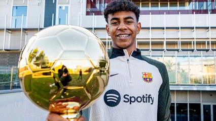 Lamine Yamal muestra su trofeo de Golden Boy a la afición del Barcelona
