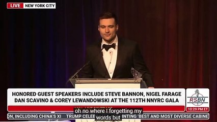 Le moment effrayant où le jeune conseiller de Donald Trump, Alex Bruesewitz, 27 ans, s'effondre sur scène cette nuit, lors d'un discours au gala des Jeunes Républicains à New York