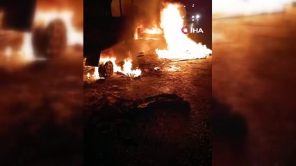 Mobilya yüklü kamyonet alev alev yandı