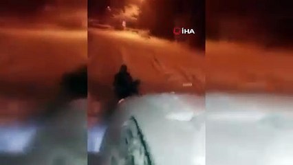 Araca halat bağlayıp kayak yaptılar, halay çektiler