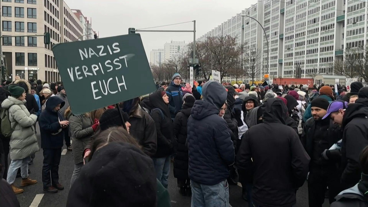 Tausende Menschen demonstrierten gegen Neonazi-Aufmarsch in Berlin