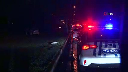 Çarptığı aydınlatma direği aracın üzerine devrildi: 2 yaralı