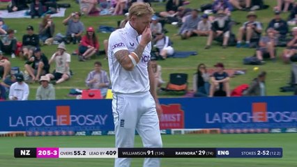 Ben Stokes leaves the field with hamstring injury