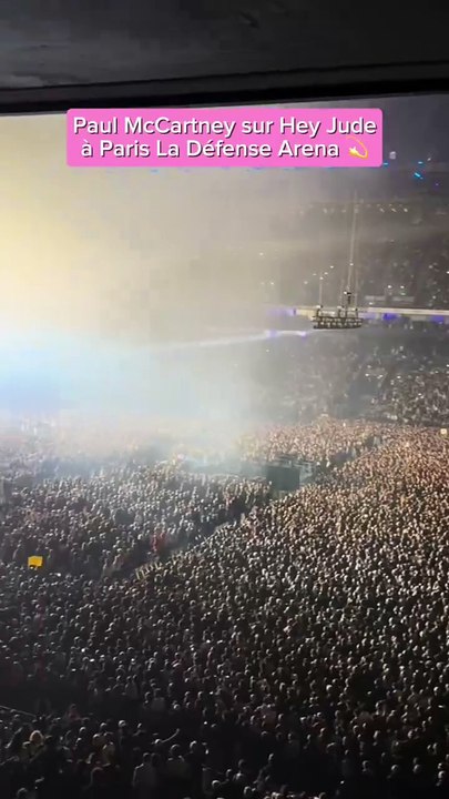 🎤 Paul McCartney chante "Hey Jude" à La Défense Arena ! 🌟  Un moment magique avec des fans en délire. 🎶  Une performance légendaire de l’icône des Beatles ! 🎸  Vibrations et émotion garanties ! 💫  🎁 Tous nos bons plans à retrouver en bio ! ❤️‍🔥  👉