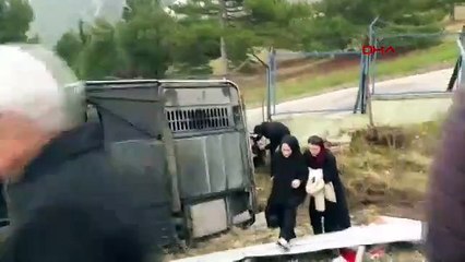 Yolcu otobüsü devrildi; Çok sayıda yaralılar var