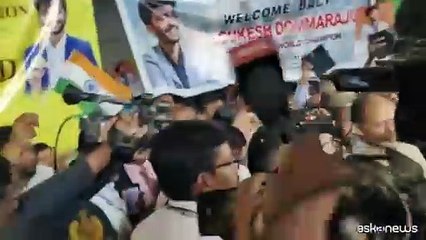 La star indiana degli scacchi accolto da folla di fan all'aeroporto