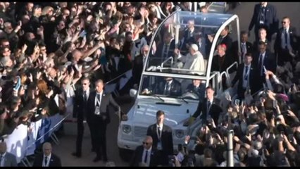 Il Papa ad Ajaccio accolto festosamente da migliaia di fedeli