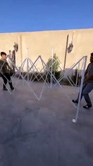 شاید سایبان وسط حیاط فقط برای سایه باشه یا شاید یه ایده برای تقسیم فضا! 🌿 چطور فکر می‌کنید؟