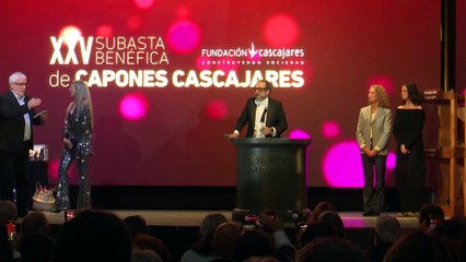 La infanta Elena, sonriente y cercana, ejerce de tendera 'estrella' en un mercadillo solidario