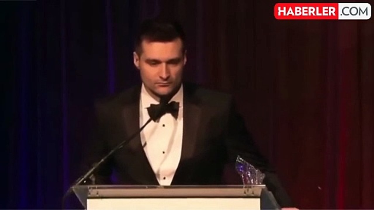 Trump'ın danışmanı, kürsüde konuştuğu sırada bayılıp yere yığıldı