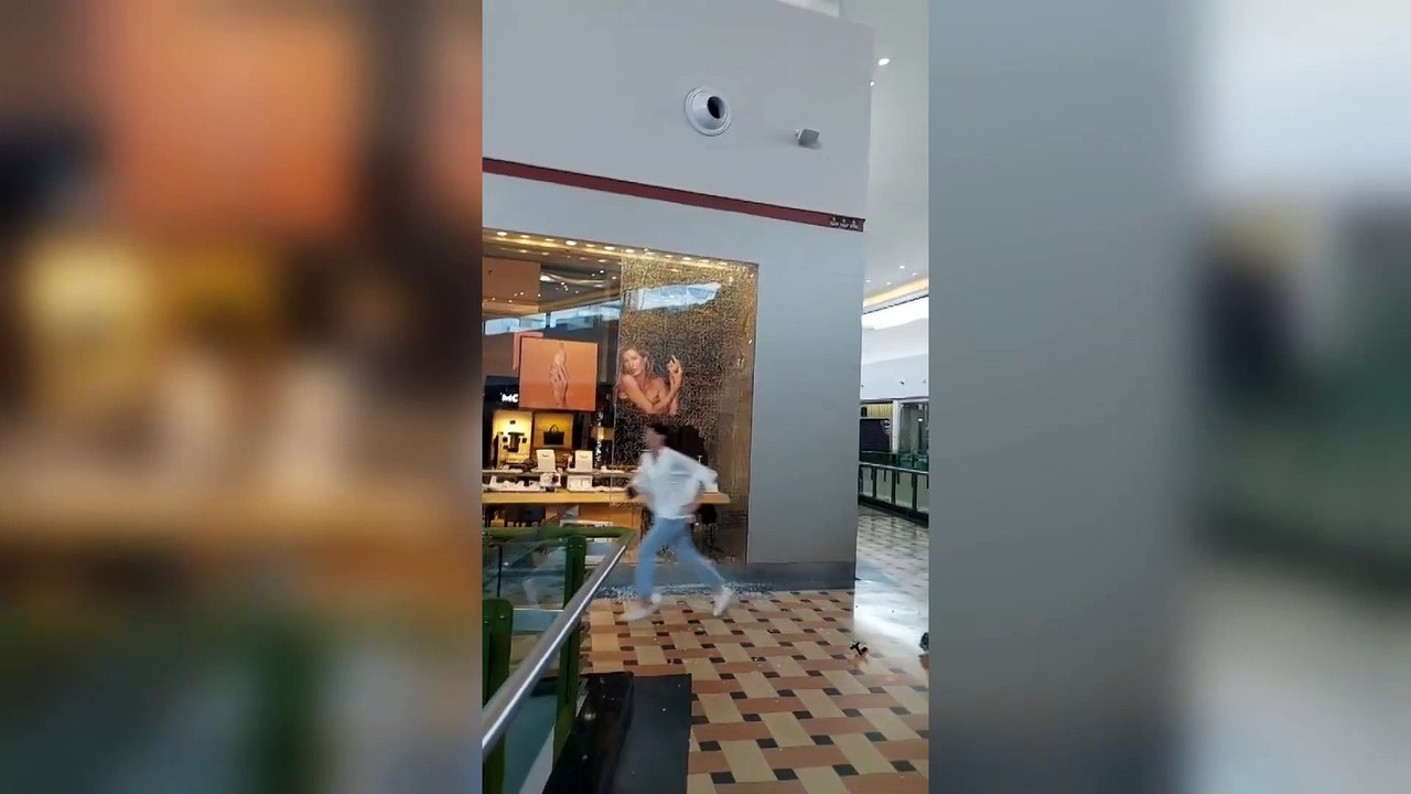 Criminals fire shots inside a shopping mall and rob a jewelry store