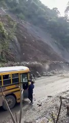 Hondureño graba deslizamiento de un cerro y advierte '¡Bájense del bus!'