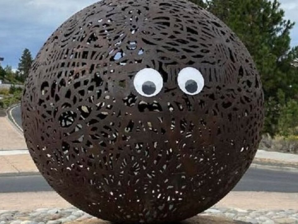 Stadt kämpft gegen mysteriöse Wackelaugen-Attacken auf Kunst