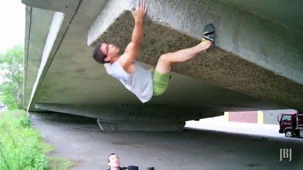 Incredible strength of this guy climbing up the bridge (video)