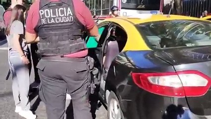 El desesperado intento de la Policía para despertar a un taxista dormido en plena avenida